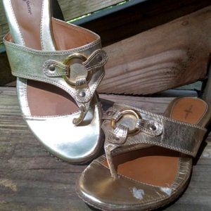 Size 8 GOLD Jaclyn Smith Ring Thong Sandals